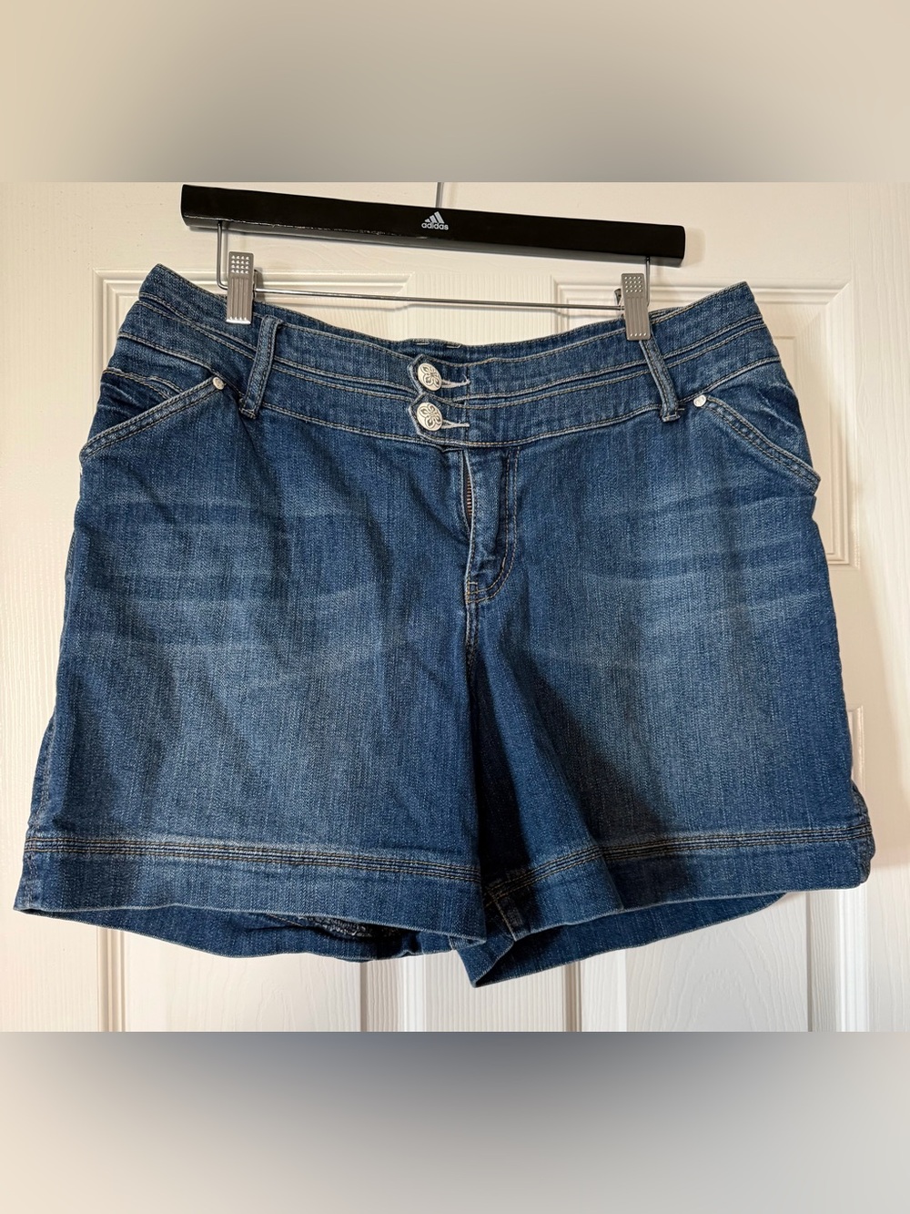 Lane  Bryant Women's Dark Blue Denim Shorts - Classic Mid-Rise  fits like 14